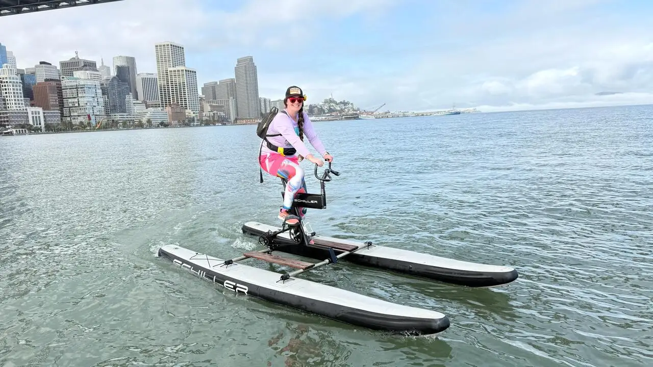 دوچرخه‌سواری آبی زیر پل خلیج (عکس: دامیان مک‌کلود)