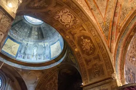 هنر بر روی دیوارهای کلیسای قدیمی با گنبد