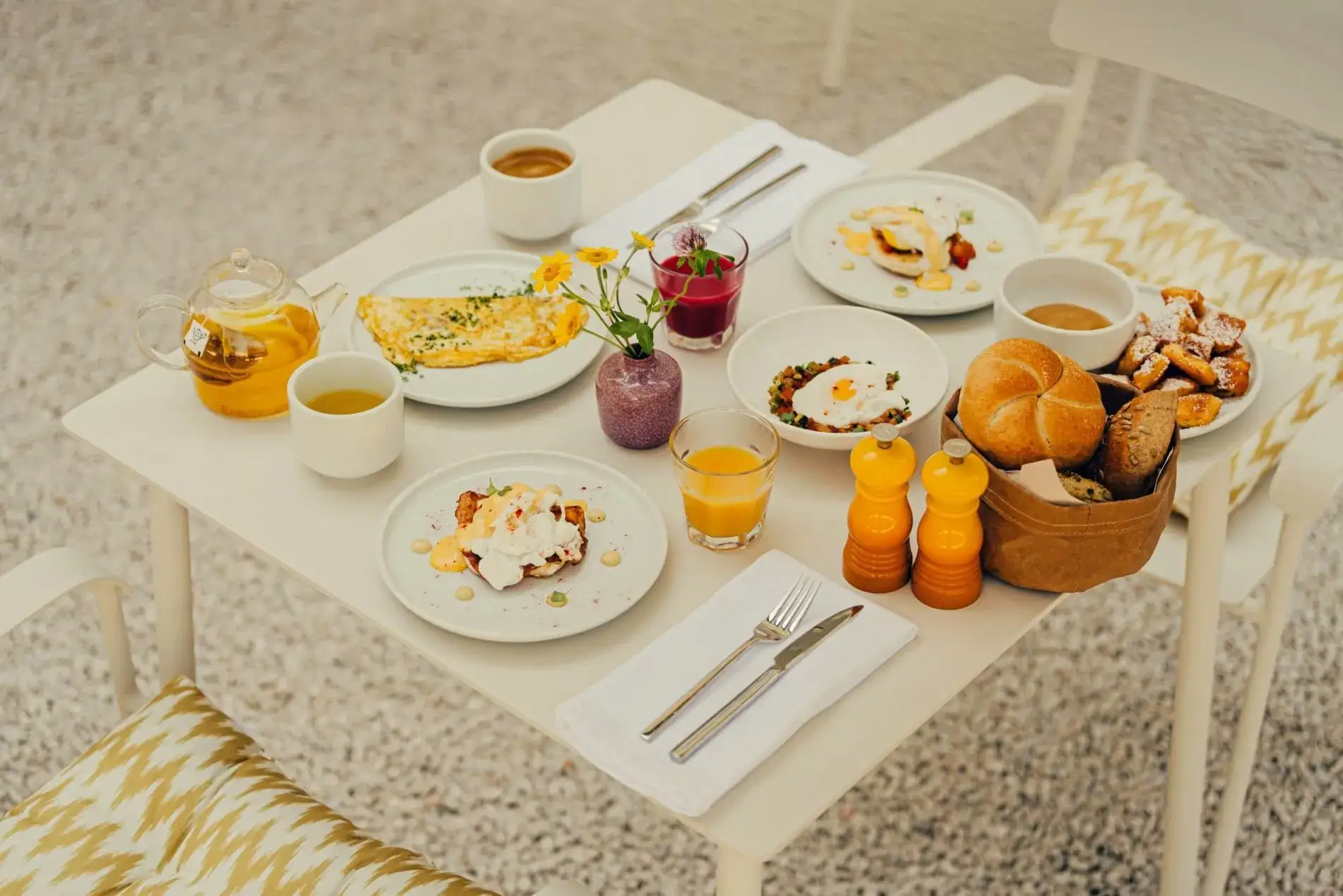 © PION Studio صبحانه در باغ بزرگ.