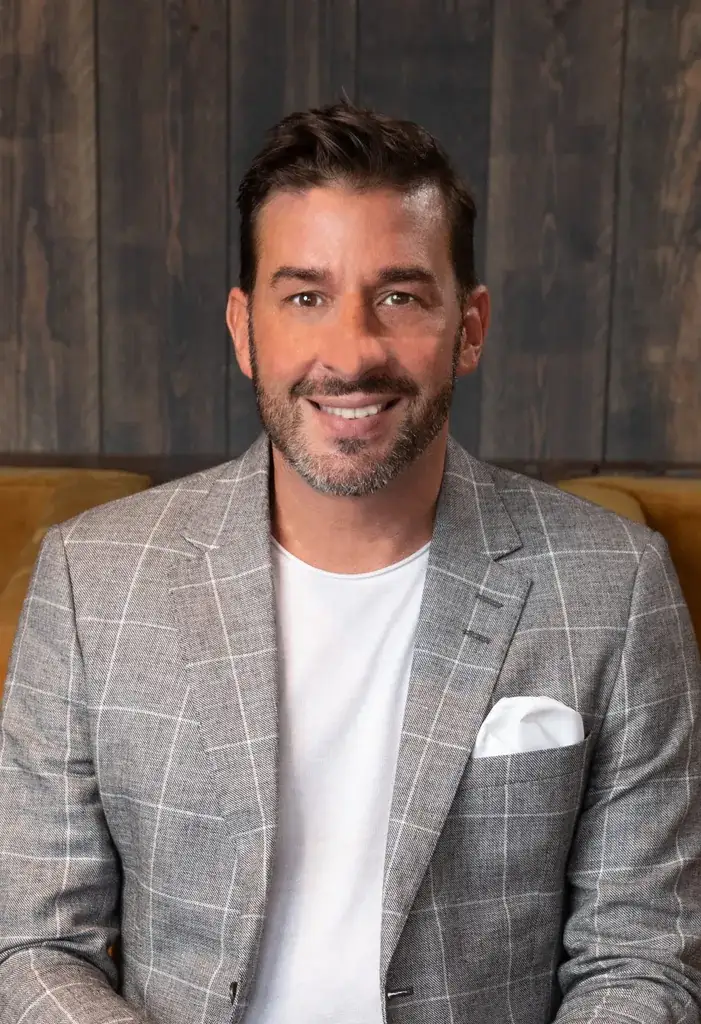 ینس اِسروکا، مدیرعامل هتل‌های هایماتهافن.