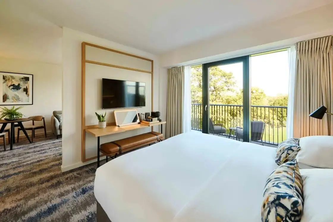 سوئیت ریاست جمهوری در بلفری طراحی مدرن و رنگ‌های طبیعی را با منظره زمین گلف سرسبز مجموعه نمایش می‌دهد. — عکس از شیجی