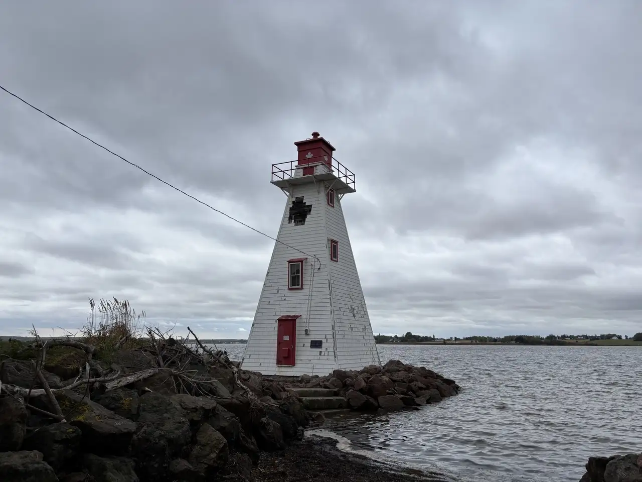 تنهایی زیبای فانوس دریایی ساحل برایتون.