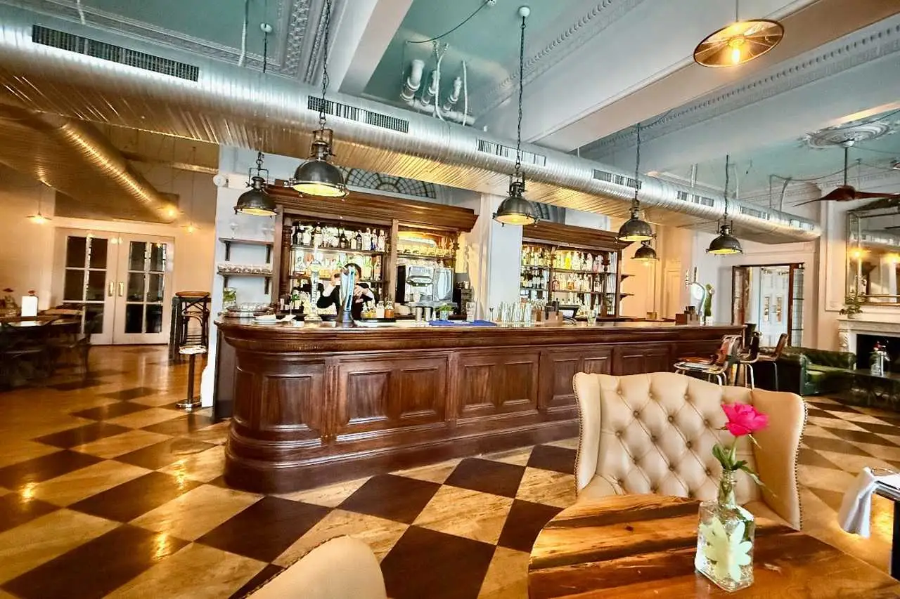 بار لانژ در هتل رادیسون بلو جنوب کنزینگتون