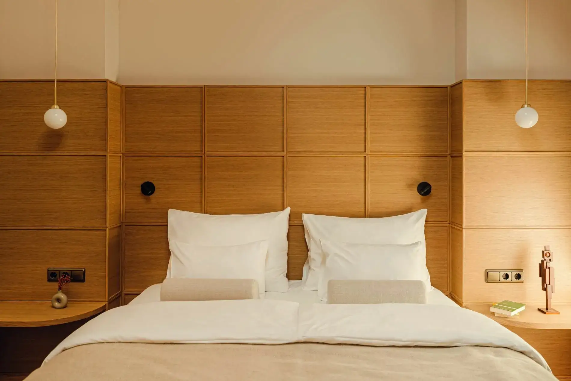 © PION Studio دنج: چوب روشن فراوان و منسوجات با رنگ‌های خنثی.