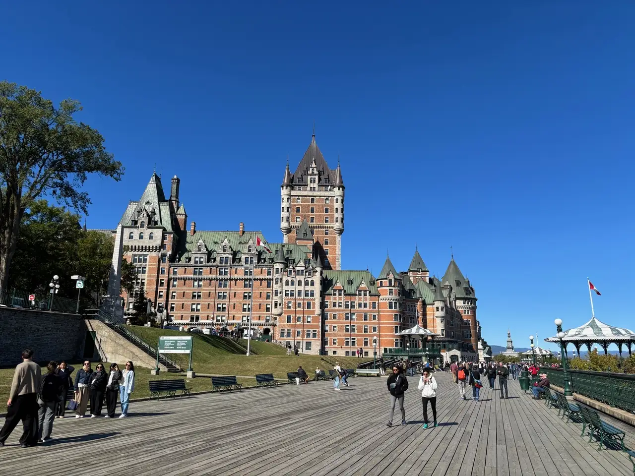 هتل مجلل کنار رودخانه شهر کبک، شاتو فرانتناک