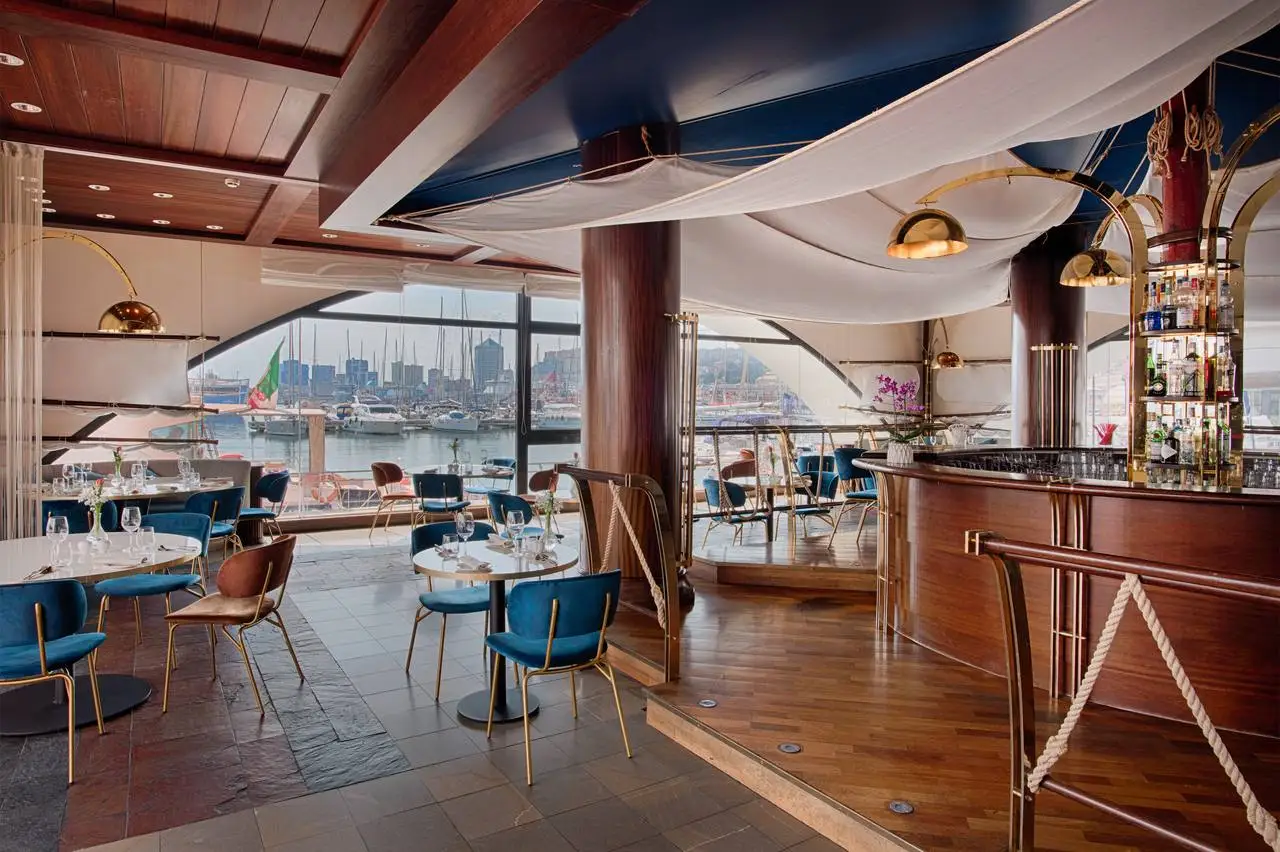 داخل رستوران مارینا