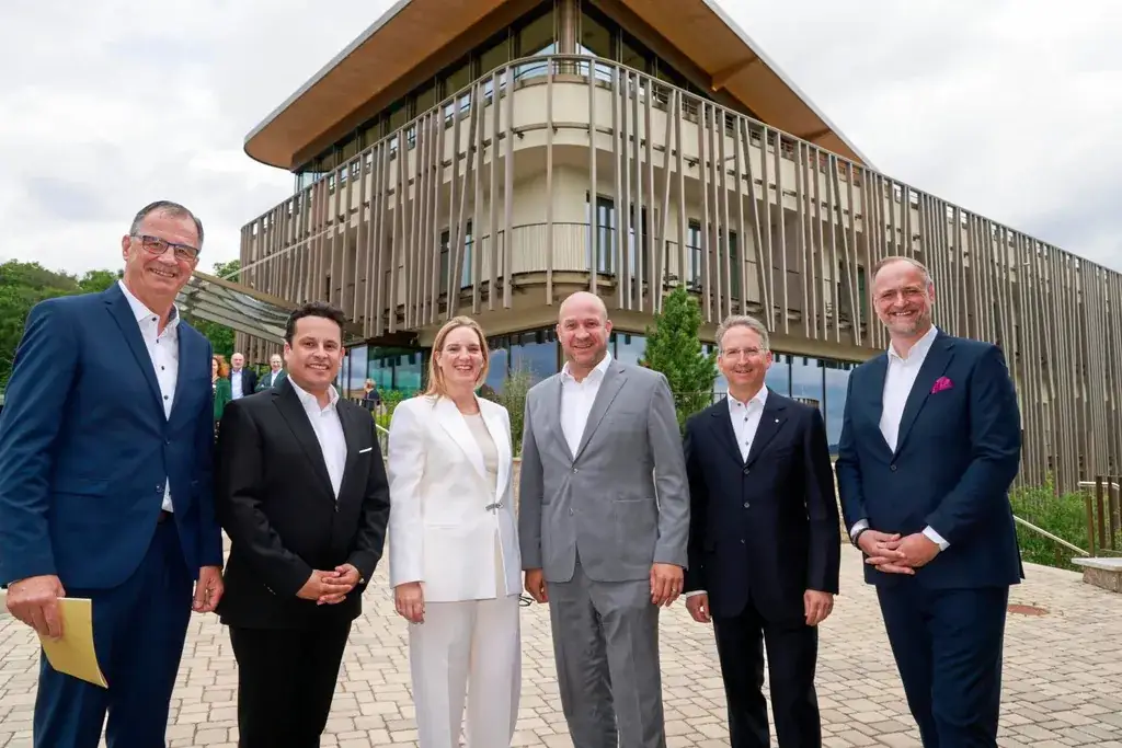 Feiern das Grand Opening des Wald Weit: (von links) Winfried Steinmacher, David Simon, Tina Badrot, Ingmar Jung, Tim Gemünden, Malte Budde.