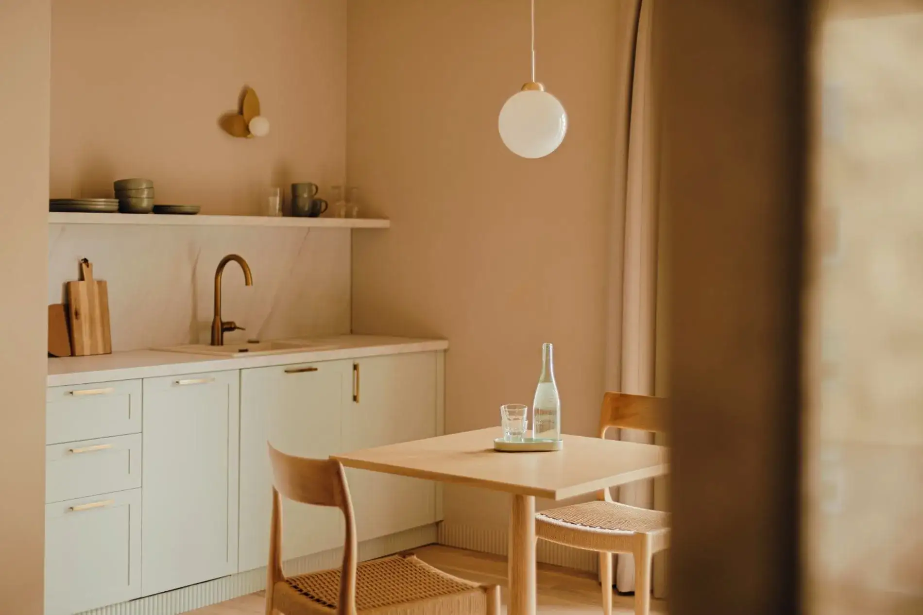 © PION Studio نشیمن با آشپزخانه خطی.