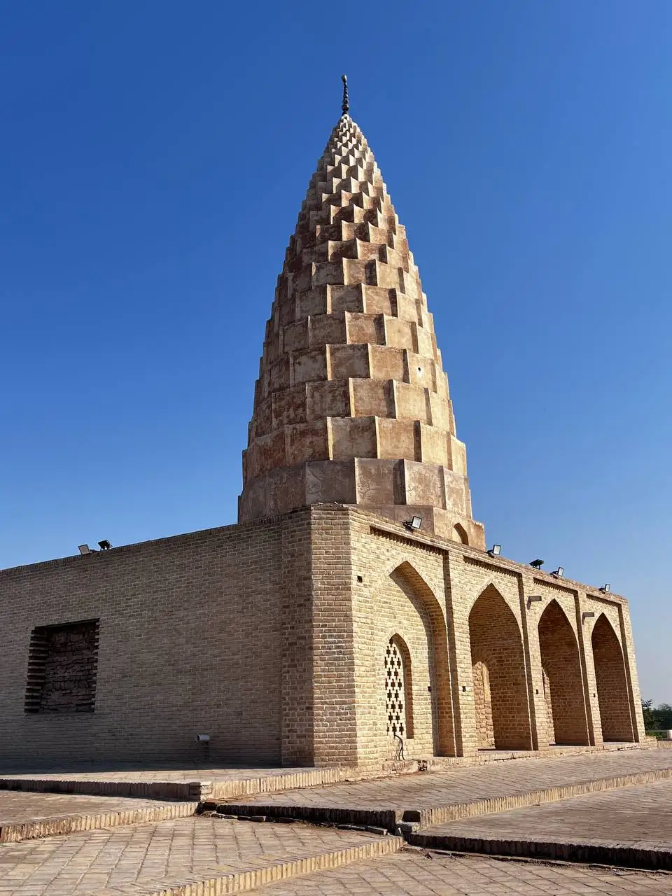 آرامگاهی بر خاکِ ناگشوده؛ چرا گندی‌شاپور هنوز از دل زمین بیرون نیامده است؟/ اینجا مرمت شده اما کاوش نه!