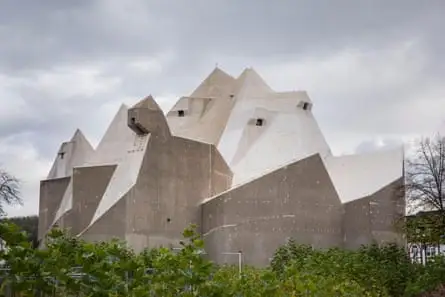 ساختمان مدرن – یک کلیسای معروف در آلمان در روز ابری