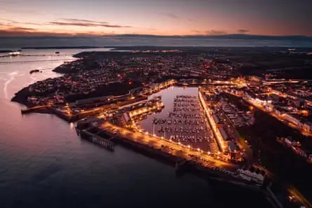 نمای هوایی از «Milford Waterfront» در غروب.