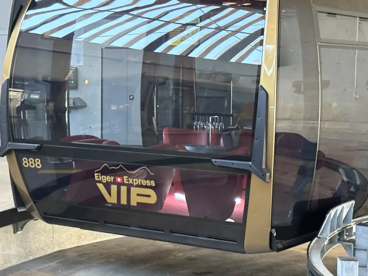 عینک آفتابی؟ نه، لیوان‌های واقعی در تله‌کابین وی‌آی‌پی