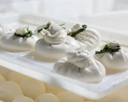 بسته‌های سفید زیبا روی خط تولید.