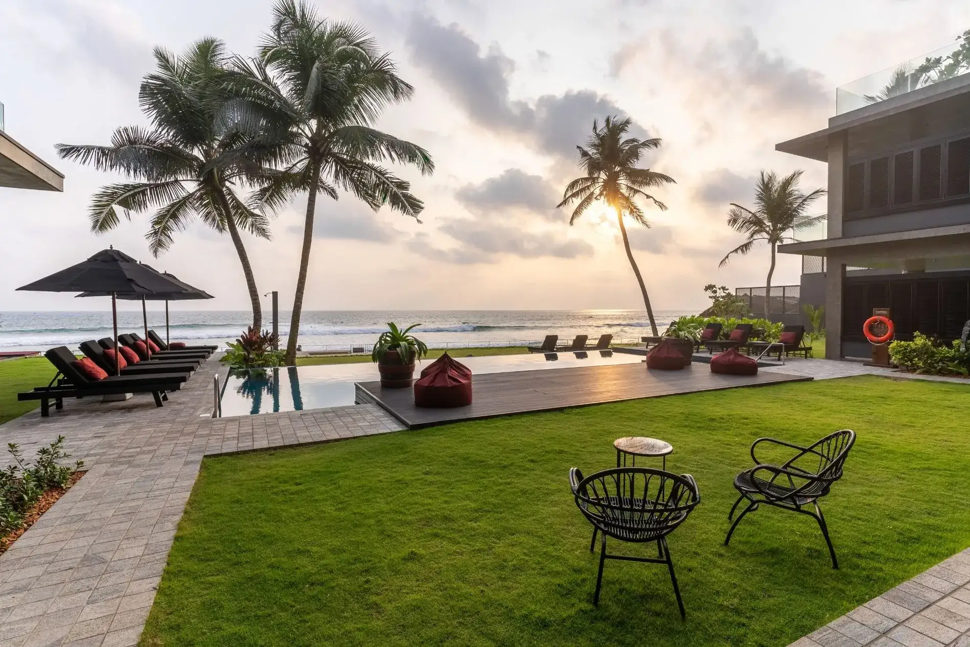 Direkt am Surfspot, umgeben von Palmen: Das Dormero Hotel Hikkaduwa Beach ist beliebt bei Wassersport-Fans.