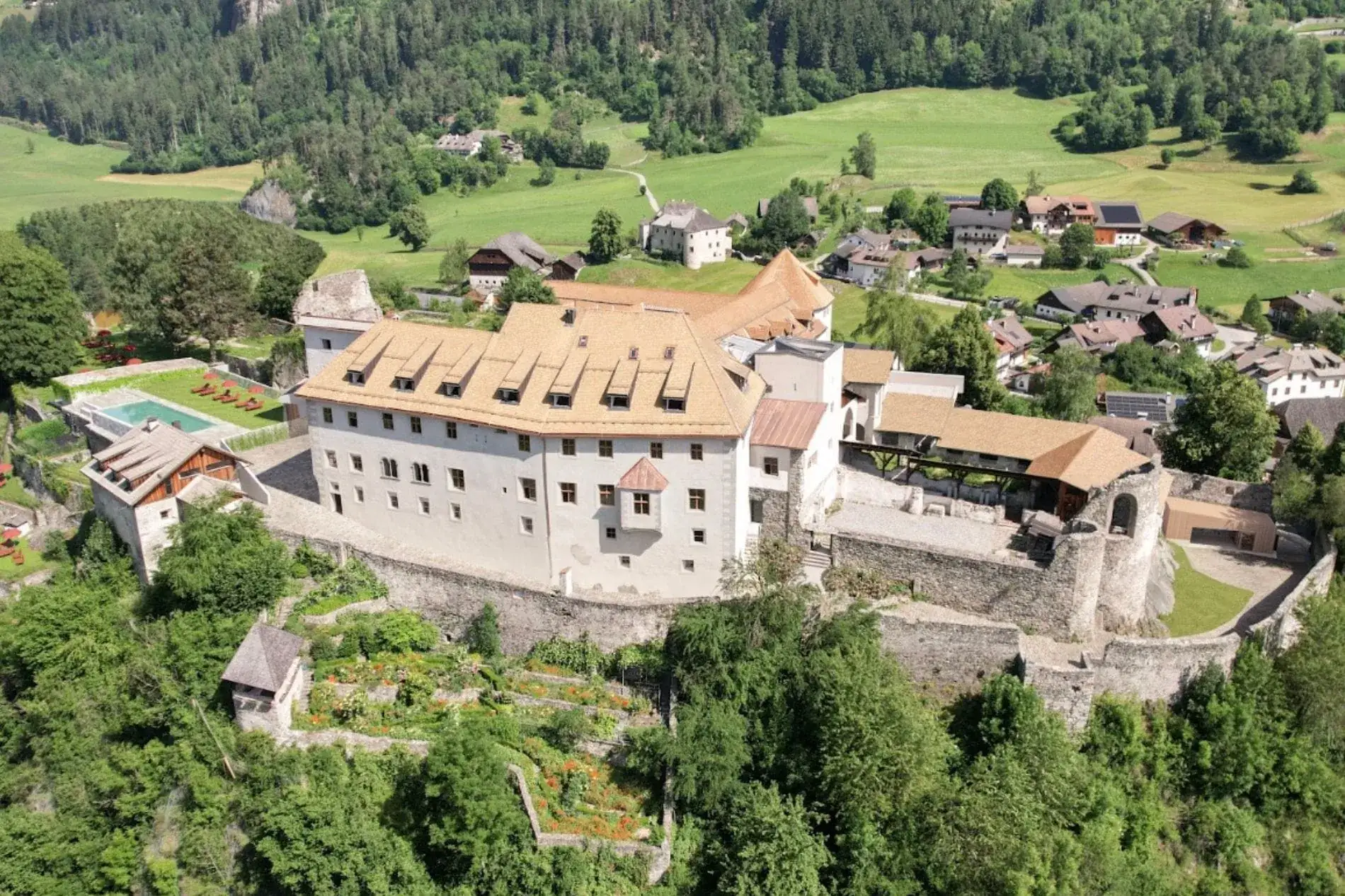 Das Castel Badia in St. Lorenzen im Gadertal bietet 29 Zimmer.