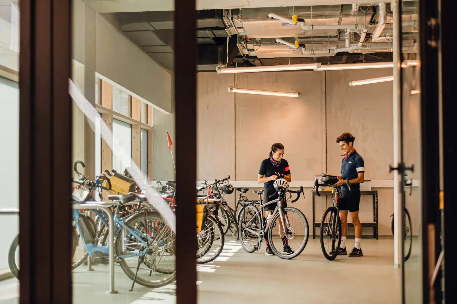 © PION Studio مینیمال: نمایی از اتاق دوچرخه.