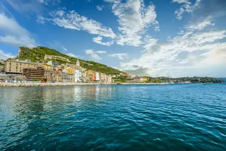 روستای رنگارنگ ایتالیایی بر روی دریای آبی آرام