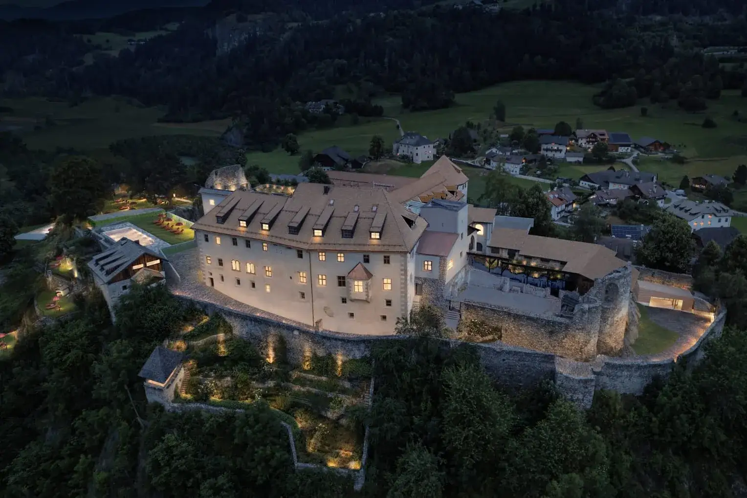 Castel Badia in St. Lorenzen im Gadertal bei Nacht.