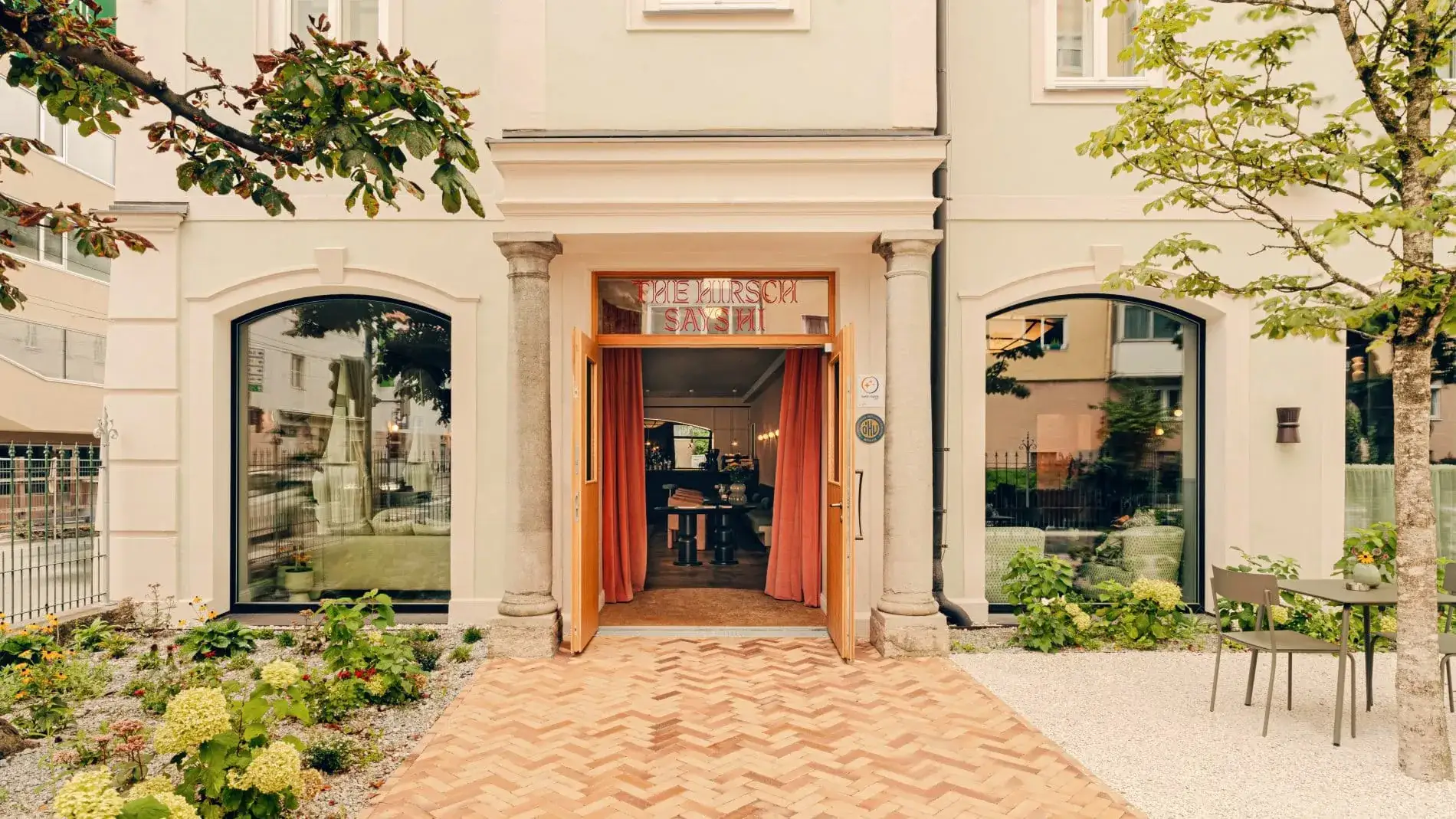 © PION Studio طراحی غیررسمی هتل: هتل تسوم هیرشن توسط ال‌پی آرکیتکتور و دیتریش اونترتریفالر طراحی شده است.