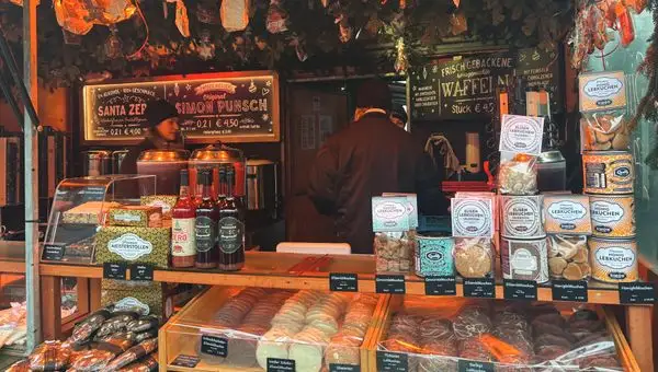 A stall at a Regensburg Christmas market sells cookies.