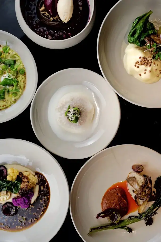 Veganes Restaurant Leuchtendroter Lyf East Hotel Frankfurt
