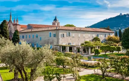 باغ‌های صومعه و کلیسا زیر نور خورشید