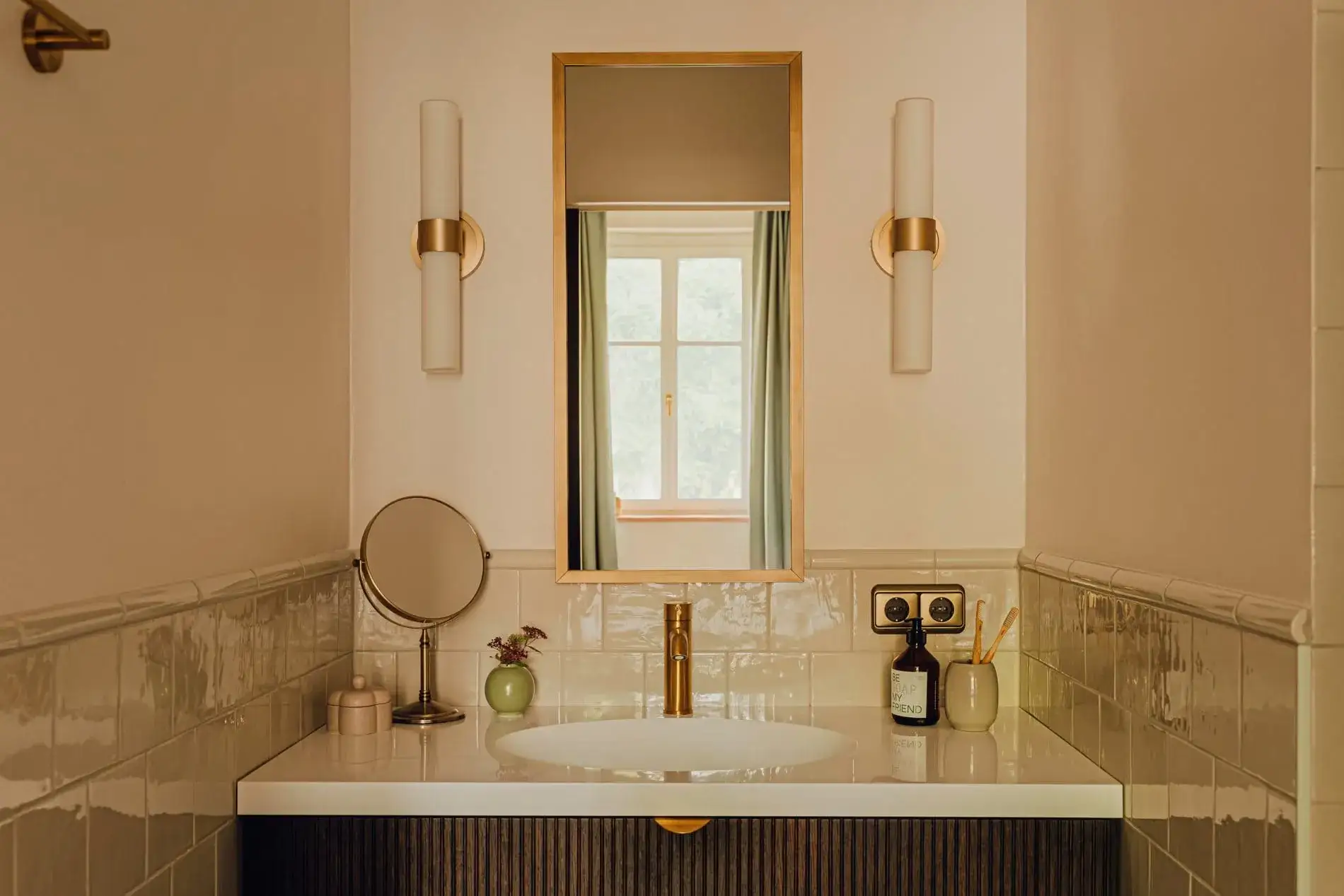 © PION Studio ترکیبی هماهنگ: رنگ‌های بژ، چوب شیاردار و کاشی‌های براق.