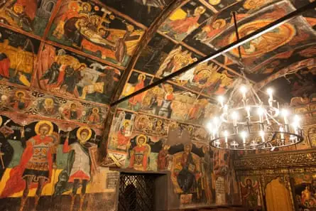 هنر و چلچراغ در داخل کلیسای قدیمی در بلغارستان.