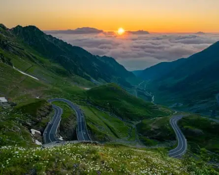 پیچ‌های تند جاده در کوه‌ها اندکی پس از طلوع آفتاب