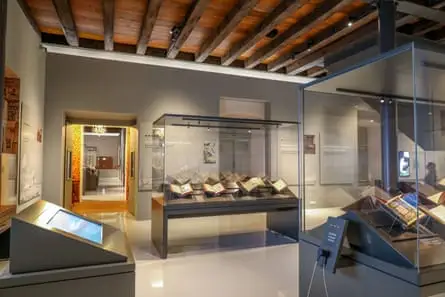 ویترین‌ها و کتاب‌های قدیمی در یک موزه