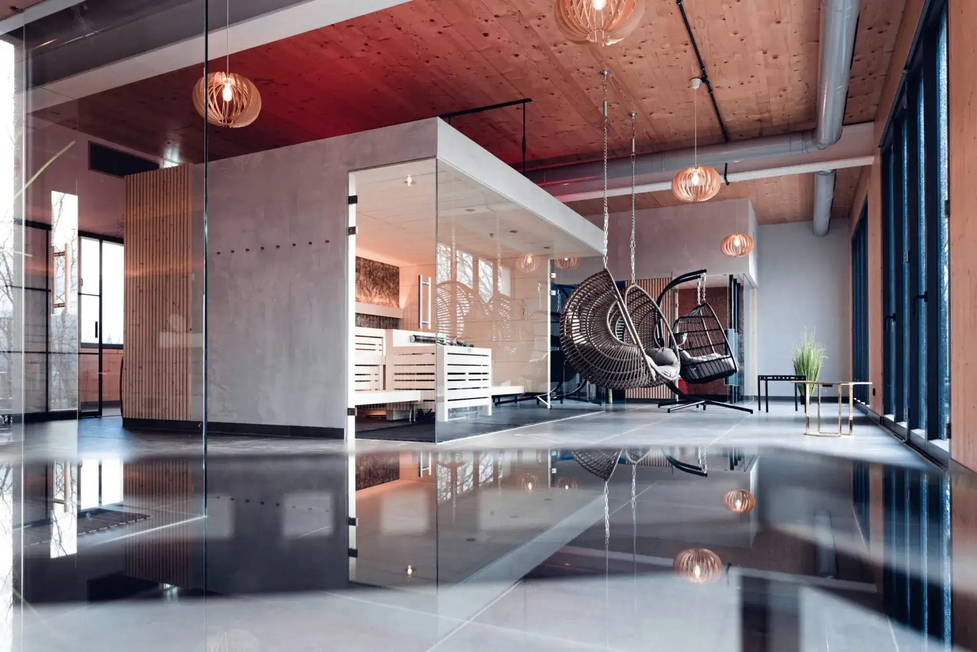 Schwebende Lounge-Sessel und eine Infrarotsauna verbinden im Wellnessbereich modernes Design und Wellbeing auf höchstem Niveau.