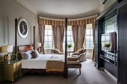latge luxurious Hotel bedroom with large bed and bay windows