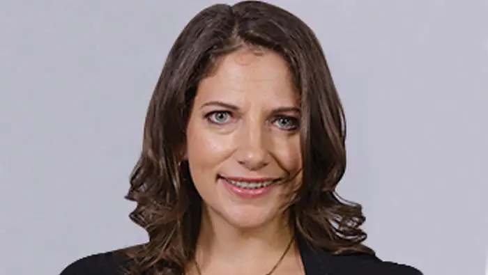 جوانا جینچیل، سردبیر اخبار تراول ویکلی است که تمرکزش بر پوشش سیاست‌های سفر است.