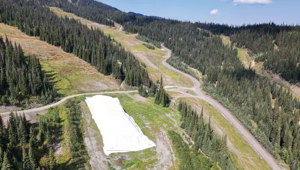 Approximately 15,000 cubic meters of snow was stored last summer at Sun Peaks, protected from the sun by a reflecting and insulating cover.
