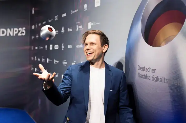 مدیرعامل هتل، بنیامین فورتش، از دریافت این جایزه ابراز خوشحالی می‌کند.