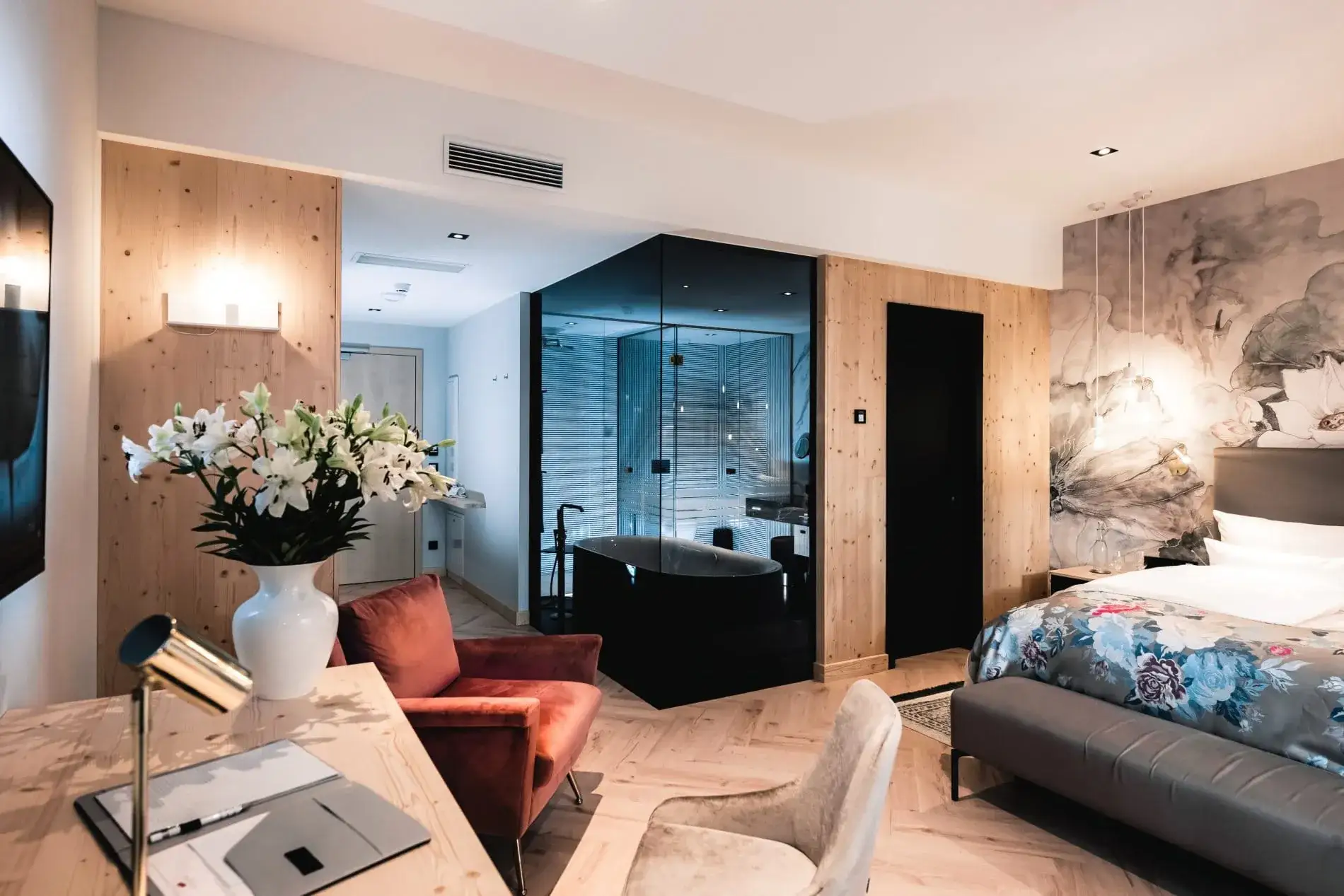 Slow-Living-Design: Die Junior Suite im Seeflügel des Hotels setzt auf natürliche Materialien und urbanen Luxus.