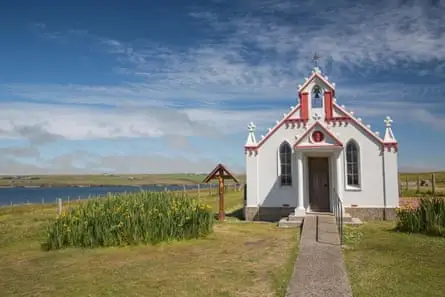 کلیسای سفید در منطقه‌ای دورافتاده احاطه شده با طبیعت